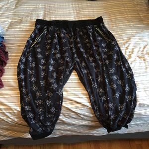 🌸 Plus Size - Elephant Capri Pants